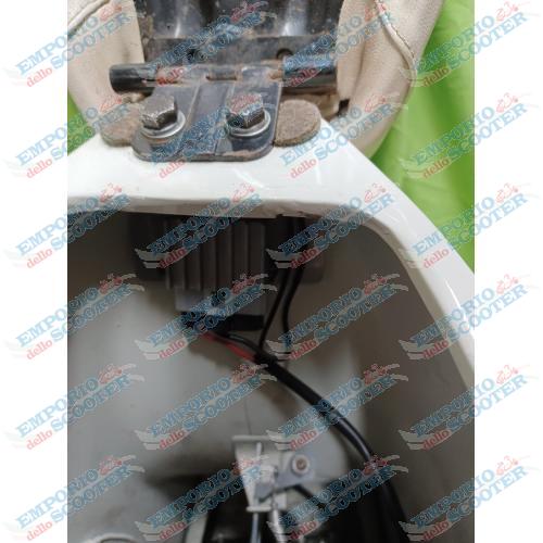 CENTRALINA PowerSafe - REGOLA TENSIONE SU VESPA 50 (ADATTO PER SALVARE LAMPADE E PER KIT LED)